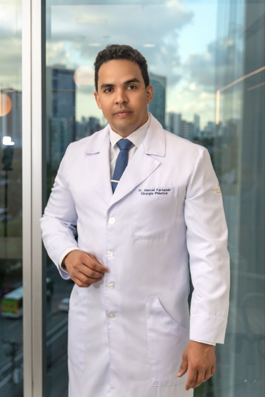 Retrato do Dr. Marcel Fernando, cirurgião plástico em Recife